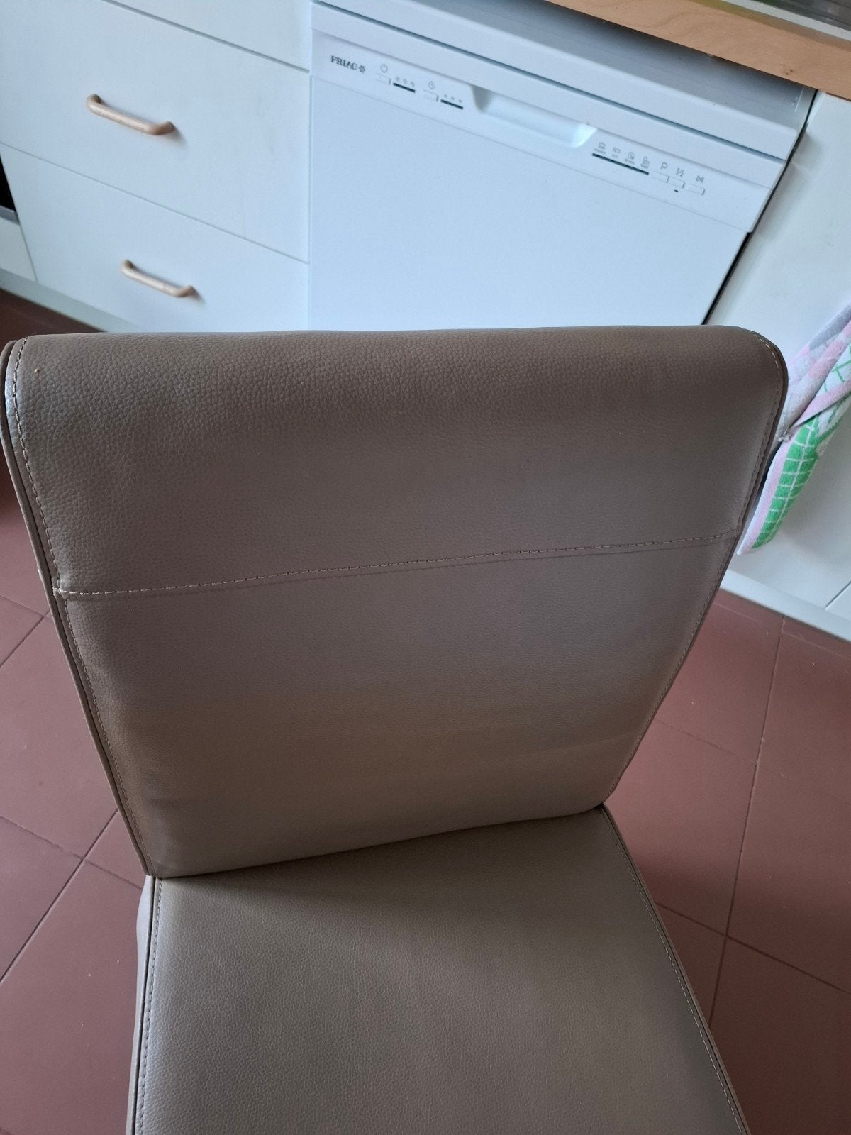 Stoelen op wieltjes, Ophalen