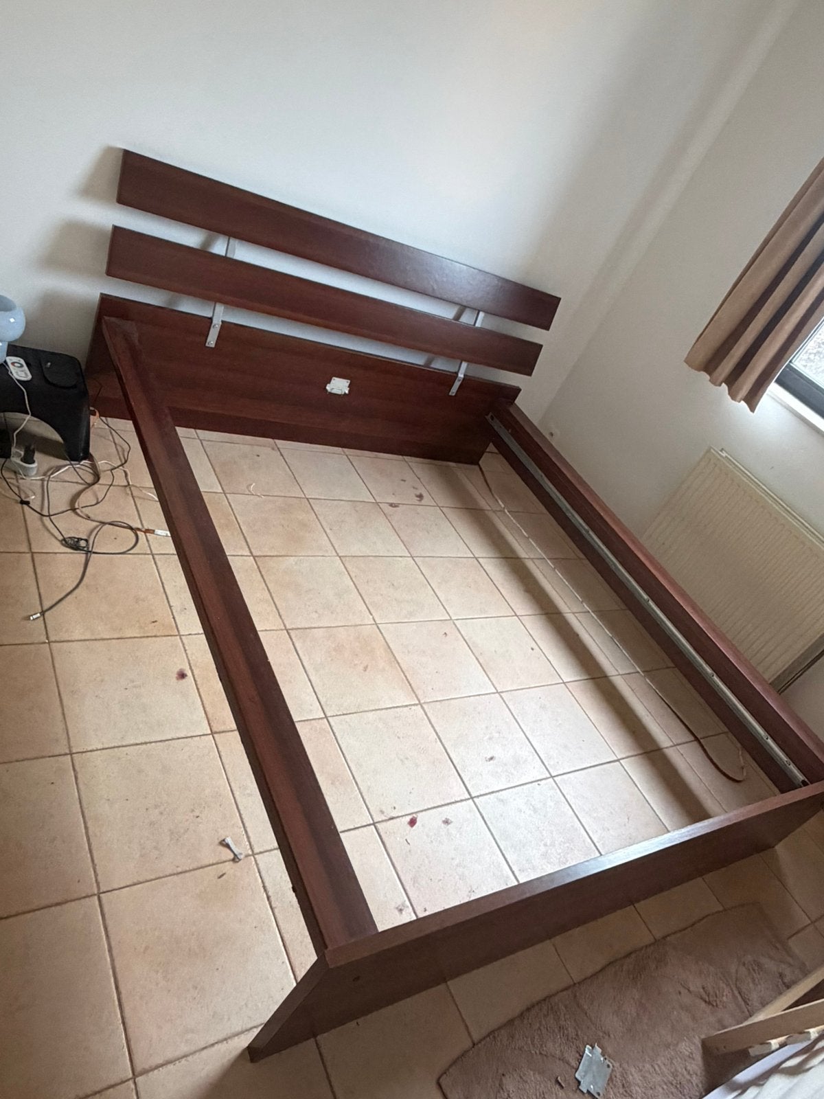 Bed zonder lattenbodem, Huis en Inrichting, Slaapkamer | Bedden, Ophalen, Bruin, Tweepersoons, Zo goed als nieuw