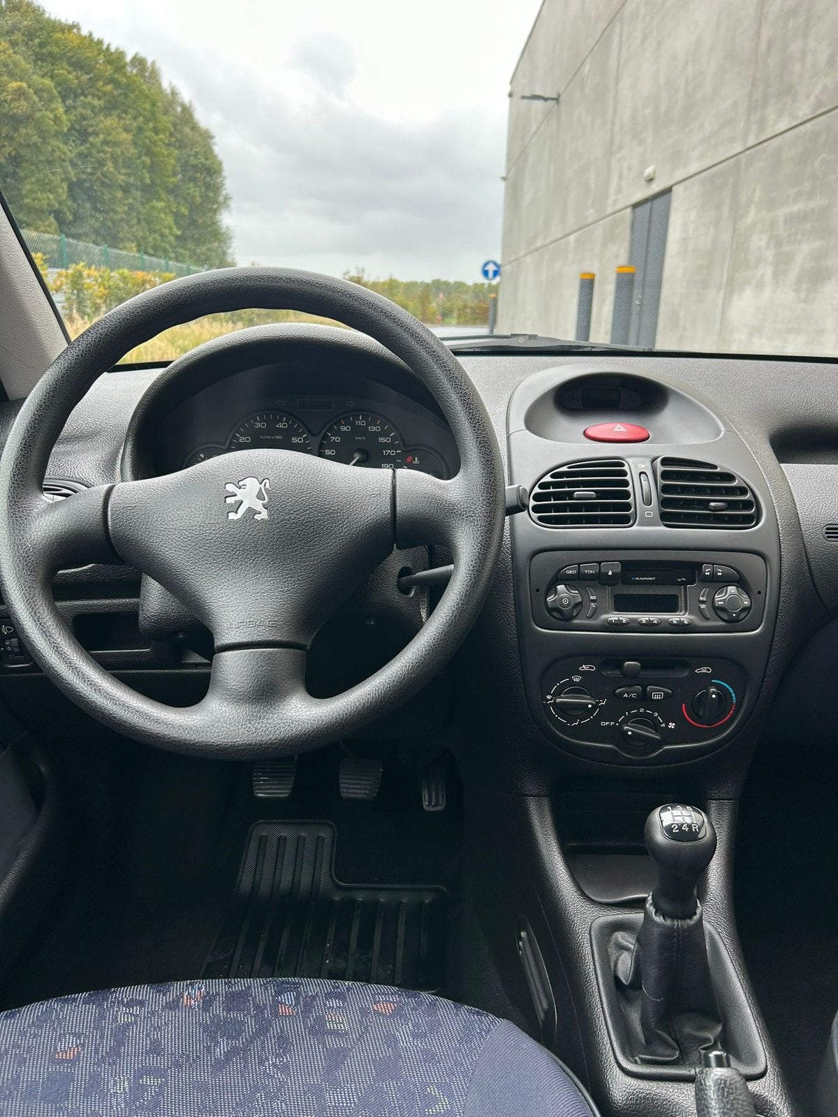 peugeot 206 1.1 benzine bj:2000 km:89600 1jaar garantie, Auto's, Bedrijf, Handgeschakeld, 5 deurs, Emergency brake assist