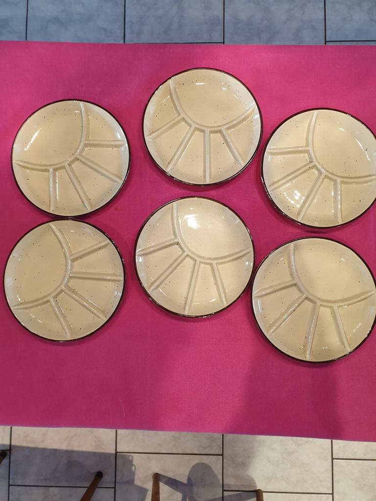 Assiettes à fondue, Assiettes(s), Comme neuf, Enlèvement, Autres styles