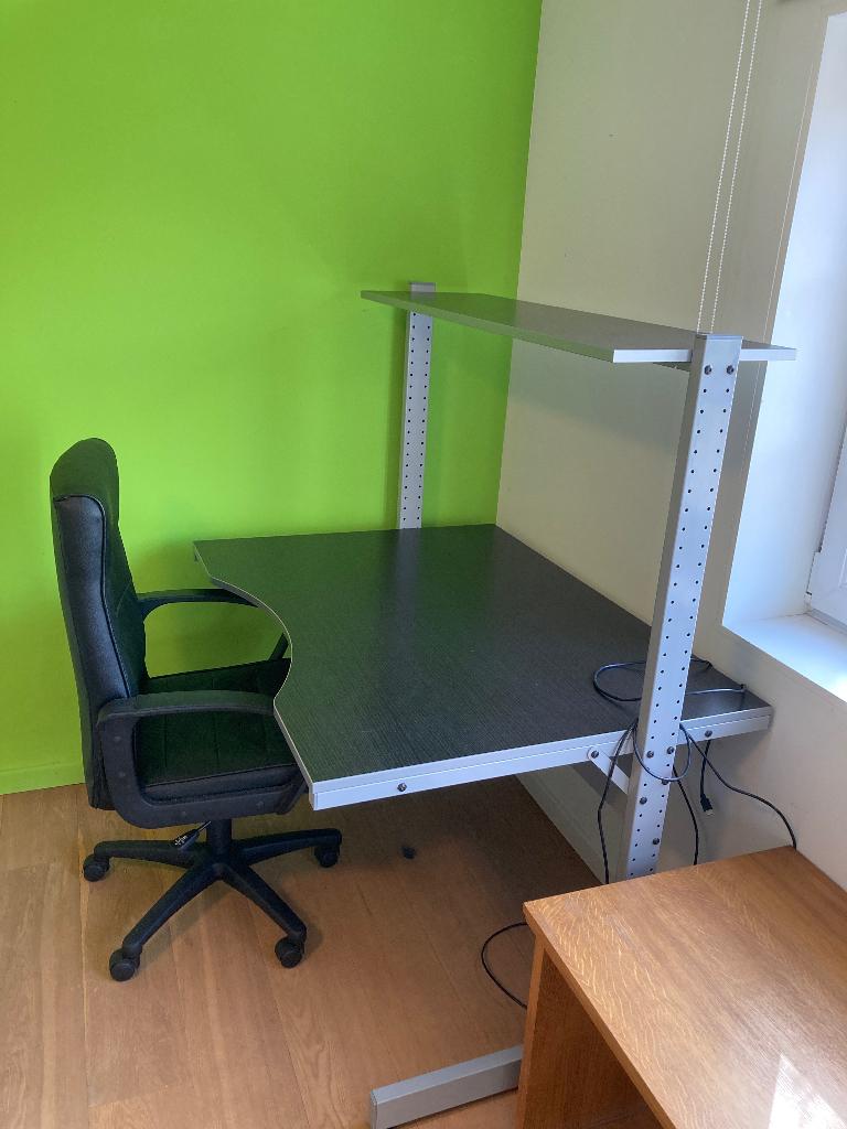 Enkel bureau.   Stoel is verkocht., Huis en Inrichting, Ophalen, Zo goed als nieuw