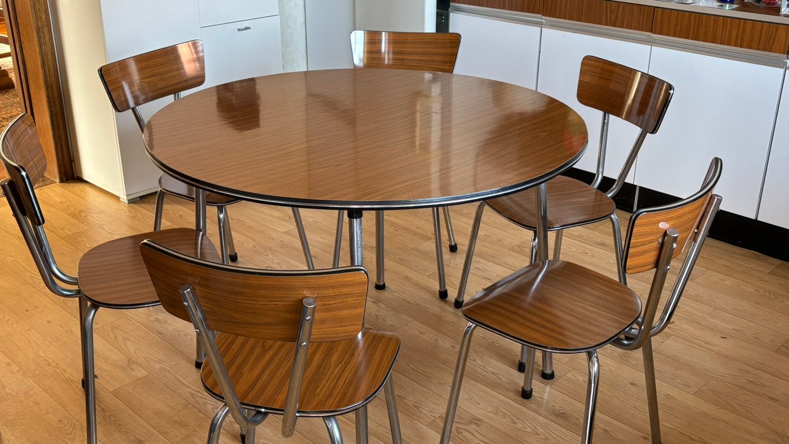 Vintage keukentafel met 6 stoelen, Huis en Inrichting, Ophalen, Zo goed als nieuw, Bruin, 100 tot 150 cm