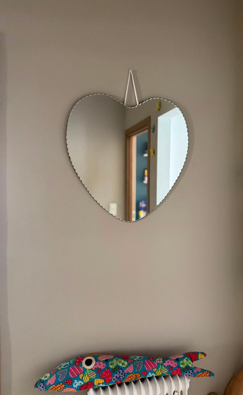 Hartvormige spiegel, Huis en Inrichting, Woonaccessoires | Spiegels, Ophalen, Zo goed als nieuw, Minder dan 100 cm, Overige vormen