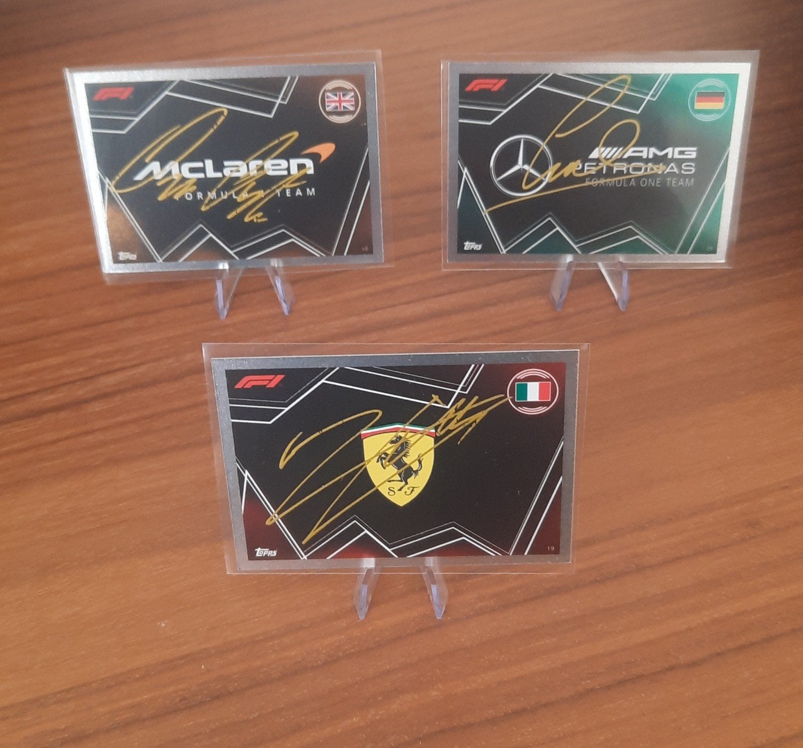 F1 Topps signed team cards. Hamilton, Piastri,  Leclerc, Ophalen of Verzenden