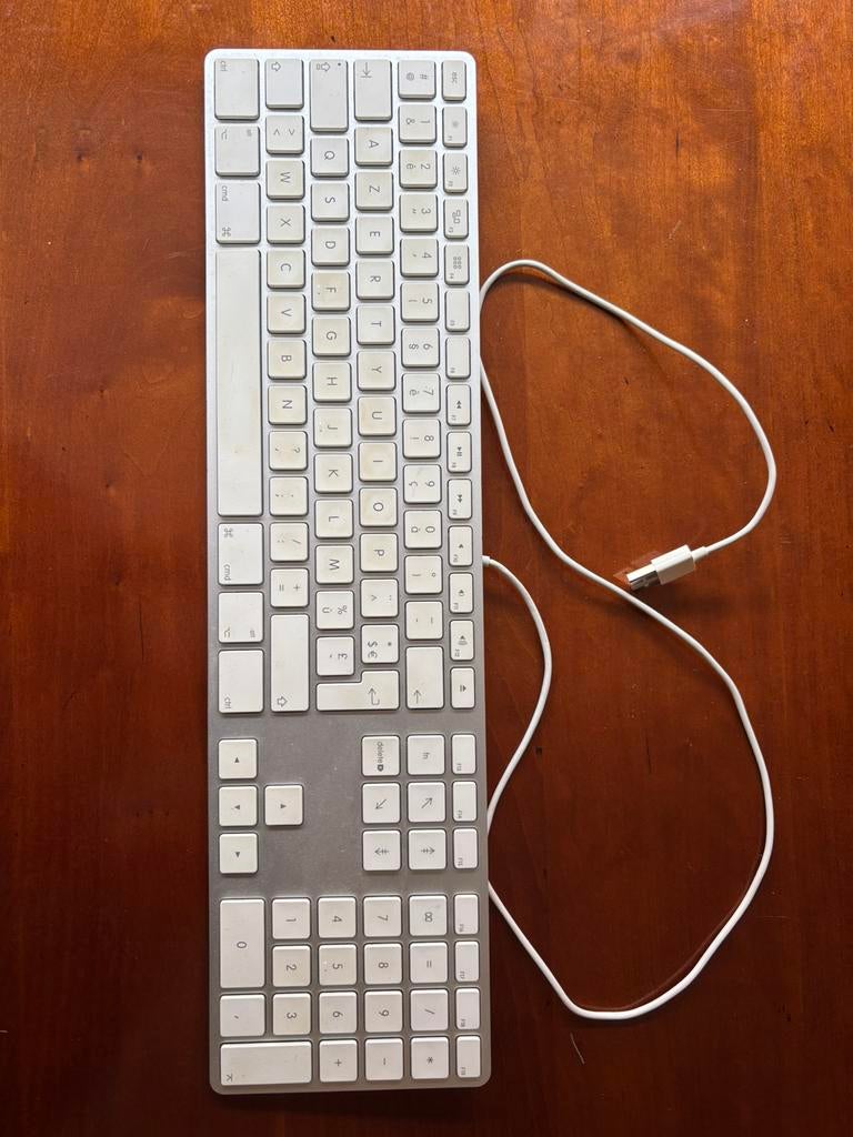 Apple toetsenbord met kabel, Enlèvement, Azerty, Utilisé, Filaire