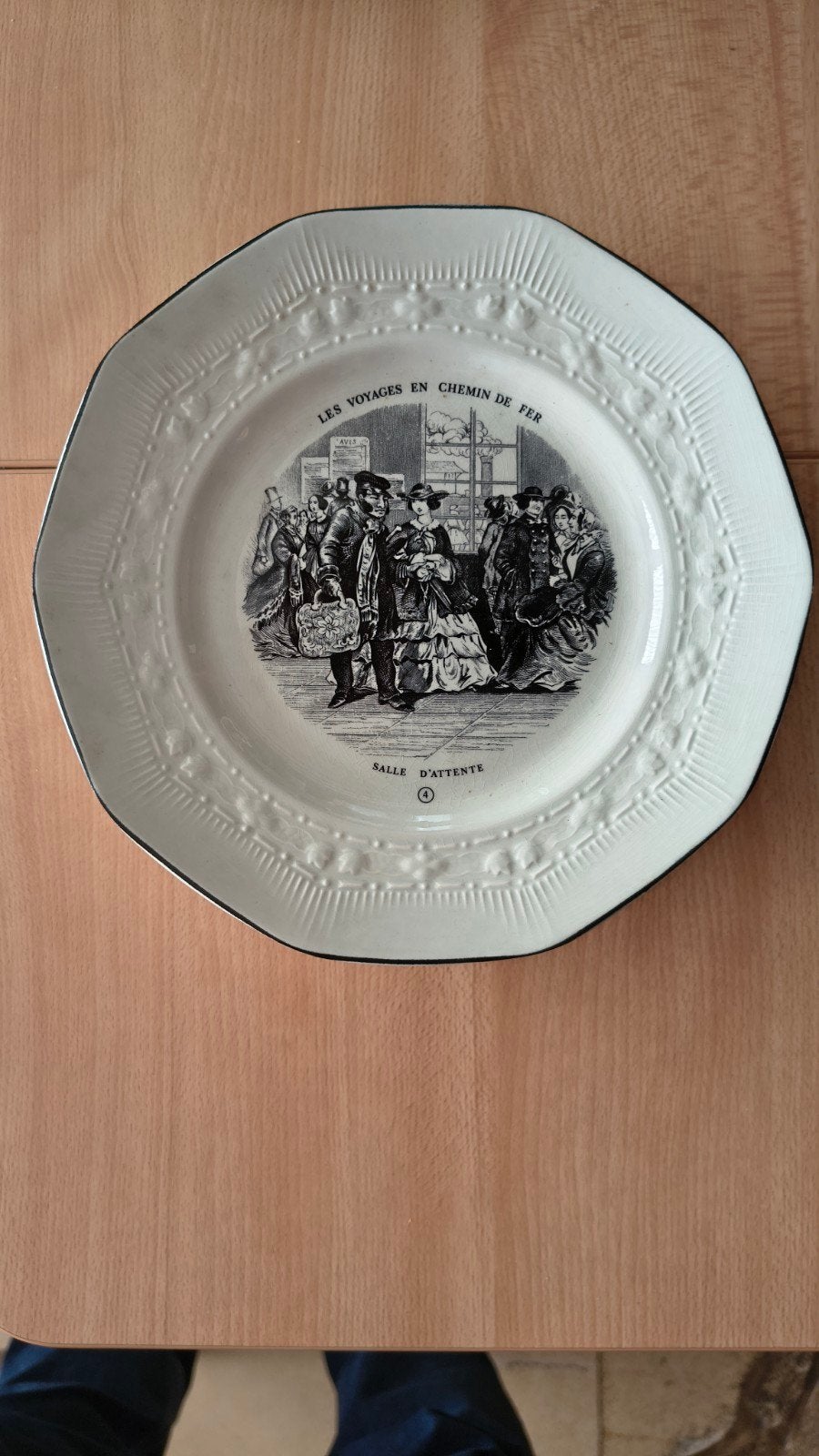 Assiettes "parlantes" sur le chemin de Fer, Collections, Enlèvement