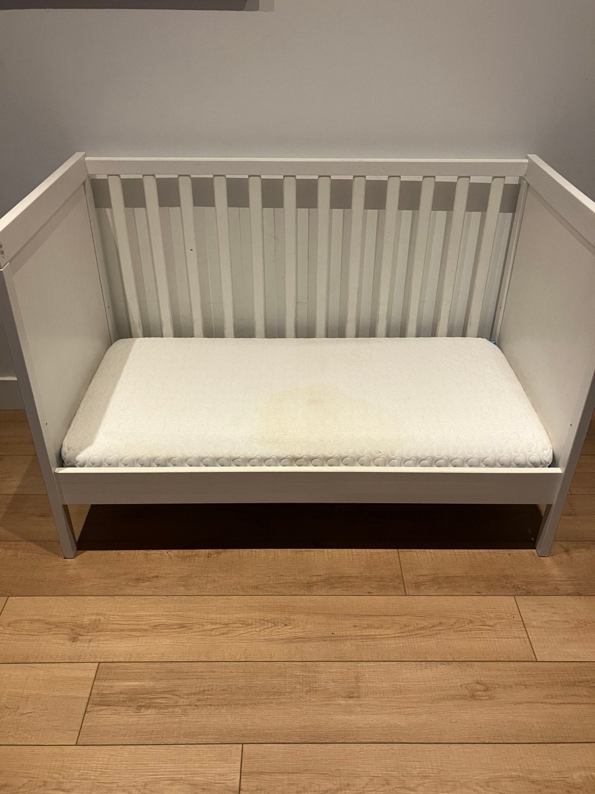 IKEA SUNDVIK babybedje + AeroSleep matras, Kinderen en Baby's, Ophalen, Zo goed als nieuw, Minder dan 140 cm, Matras