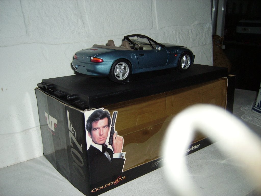 UT BMW Z3 ROADSTER GOLDEN EYE "JAMES BOND", Hobby en Vrije tijd, Ophalen of Verzenden, Zo goed als nieuw, Auto, UT Models