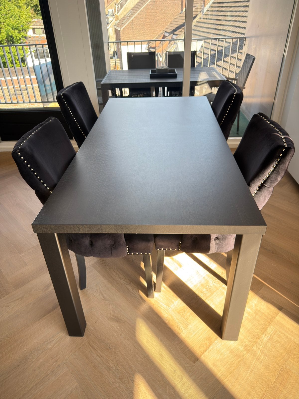 Moderne zwarte eetkamertafel met 4 luxe stoelen, Ophalen, Zo goed als nieuw