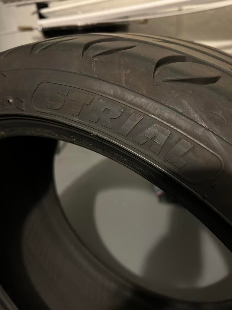 225/40 / ZR18 300 km marque strial vol pneus, Enlèvement ou Envoi