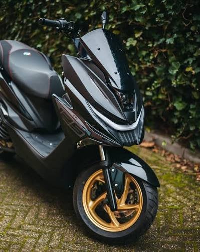 GTS ATTITUDE 125CC black  2025 E5   Tot km 3800, Motos, Accessoires | Valises & Sacs, Enlèvement ou Envoi, Comme neuf