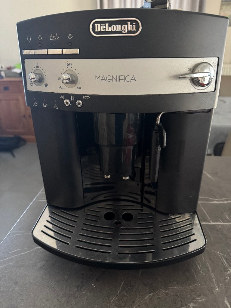 Delonghi cappuccino- en koffieautomaat, Elektronische apparatuur, Ophalen, Gebruikt, 10 kopjes of meer, Combi
