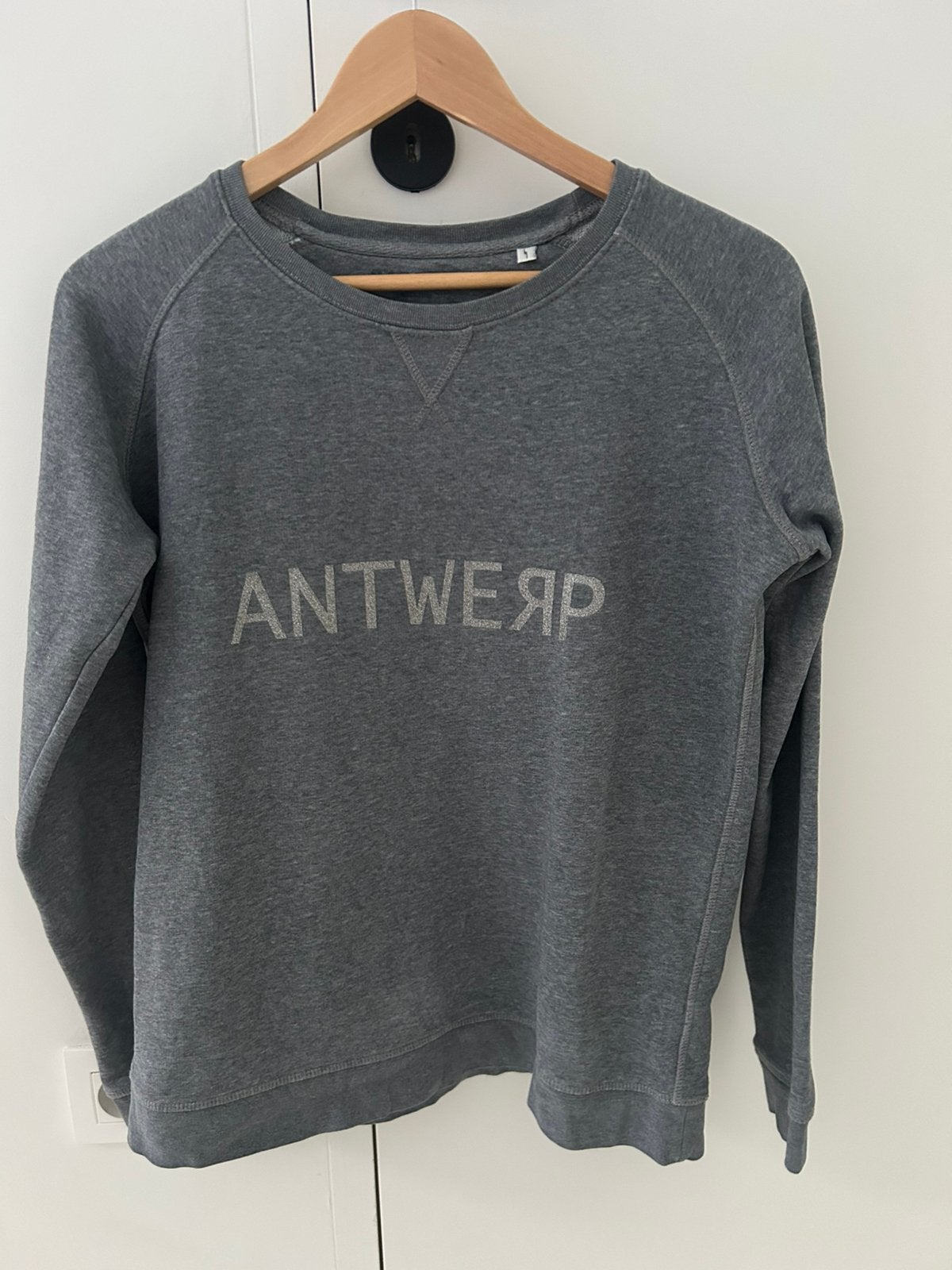 Grijze sweater - Antwerp - medium, Ophalen of Verzenden, Zo goed als nieuw, Maat 38/40 (M), Grijs