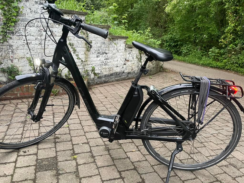 Elektrische damesfiets CUBE. Zwart.Middenmotor Bosch, Fietsen en Brommers, Elektrische fietsen, Ophalen, Gebruikt, 50 km per accu of meer