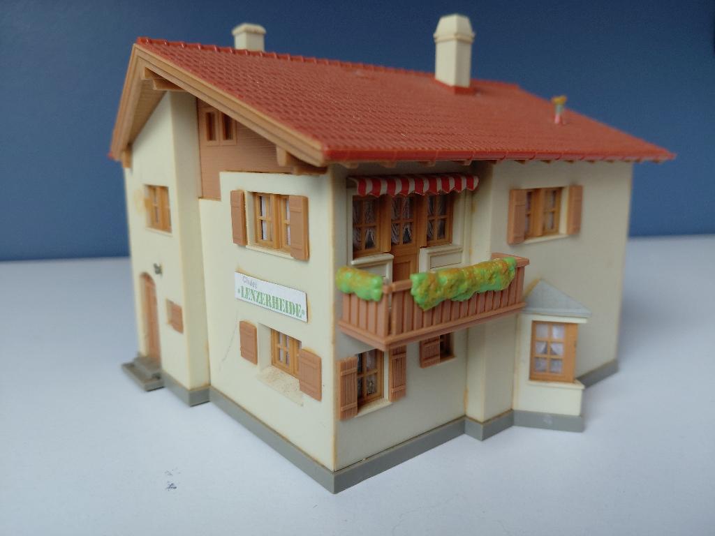 chalet ensoleillé Kibri HO, Enlèvement ou Envoi, Utilisé, Courant continu ou Courant alternatif, Pont, Tunnel ou Bâtiment