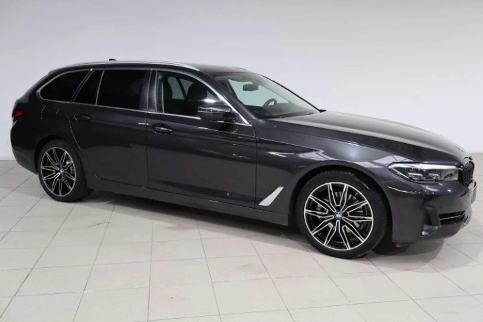 BMW 5 Serie 518 Touring (bj 2022, automaat), Auto's, 4 cilinders, 136 pk, Zwart, Bedrijf