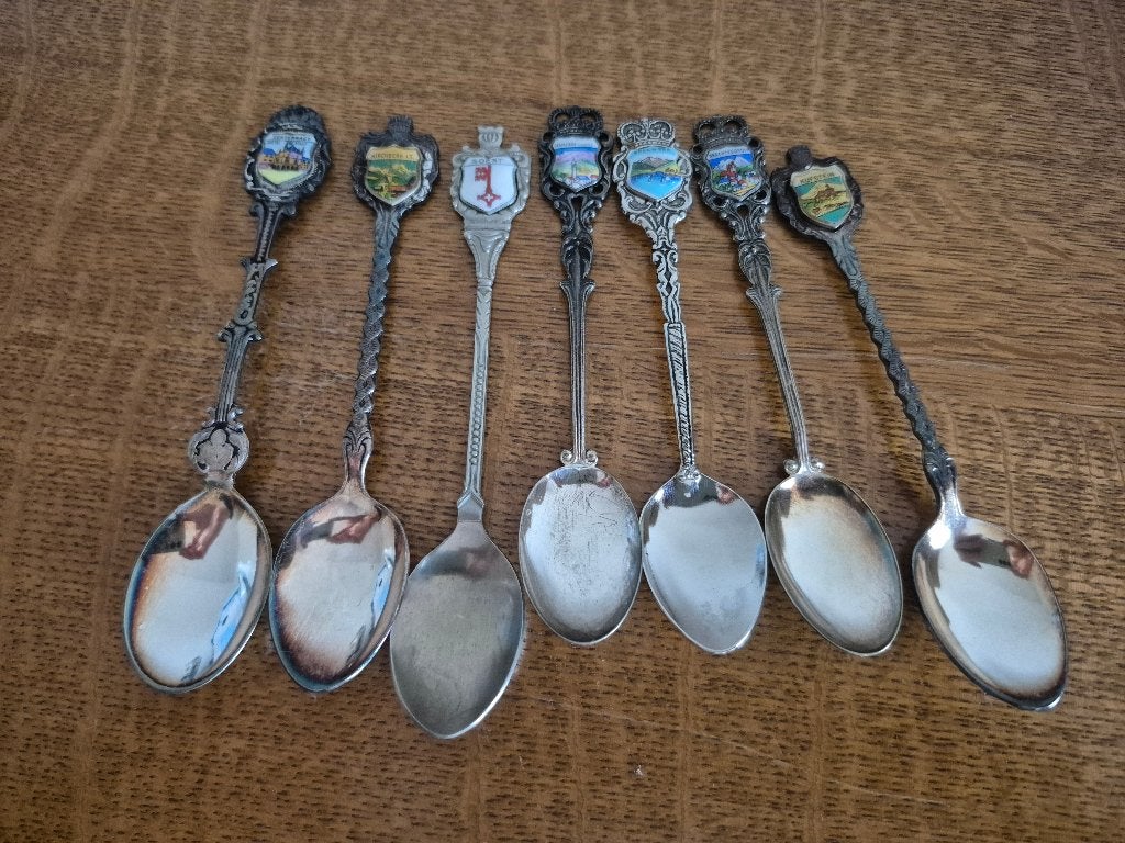 Antieke lepeltjes met emblemen, Ophalen
