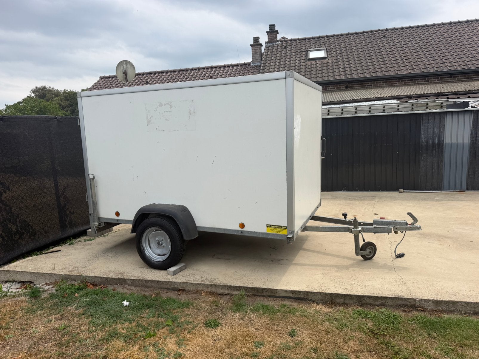 Gesloten Enkelasser 250x145 hoogte 145 ongeremd 750kg, Ophalen, Zo goed als nieuw