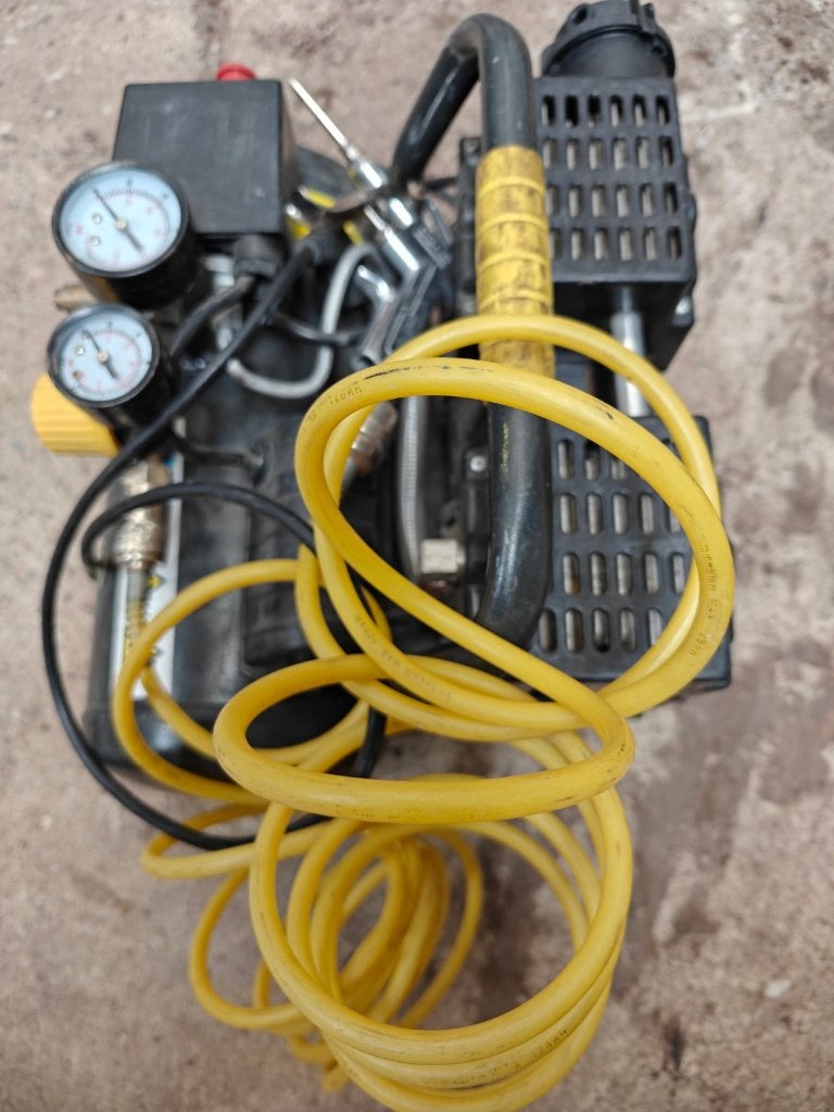 Compressor- zeer stille compressor met voldoende hoog debiet, Ophalen, 6 tot 10 bar, Zo goed als nieuw, Geluidgedempt