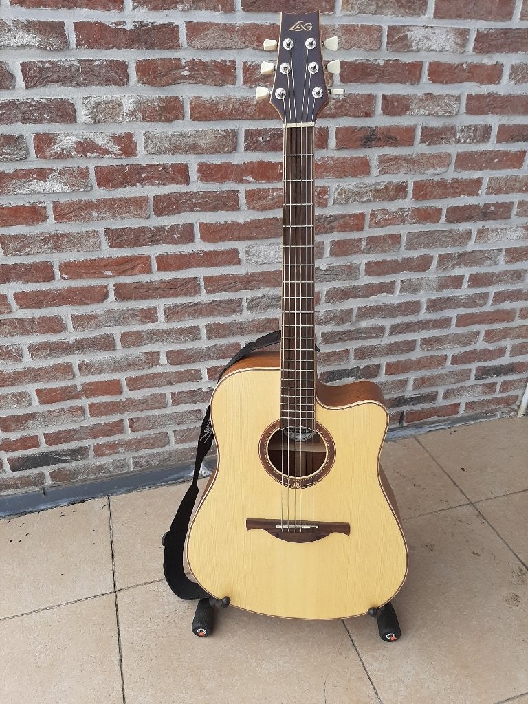 Gitaar LAG 4 seasons Spring met staander, Muziek en Instrumenten, Ophalen, Gebruikt, Klassieke of Spaanse gitaar