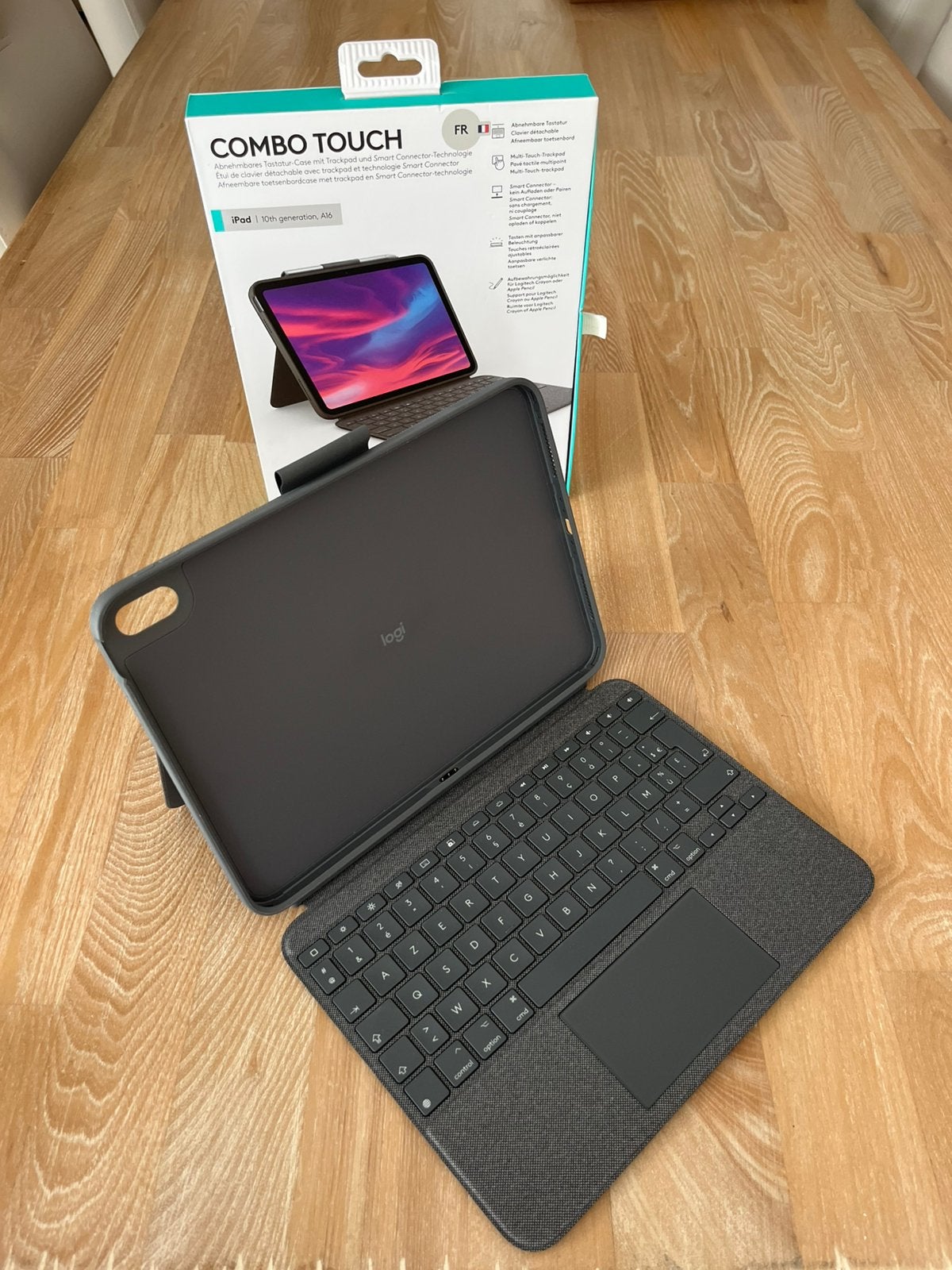 Logitech Combo Touch toetsenbordcase iPad (10e/A16) AZERTY, Neuf, Protection faces avant et arrière, Enlèvement, 10 pouces