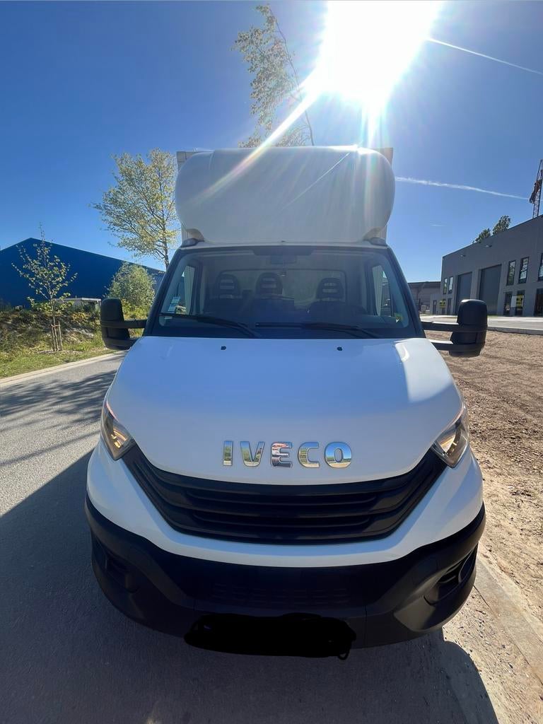 Iveco daily met meubelbak met zijdeur en laadbrug, Auto's, Bestelwagens en Lichte vracht, 127 kW, 4 cilinders, Iveco, Wit