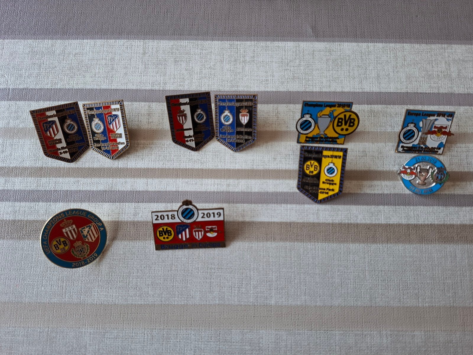 Lot de 10 épingles/badges de football Club Brugge — UEFA CHL, Collections, Enlèvement ou Envoi, Collection