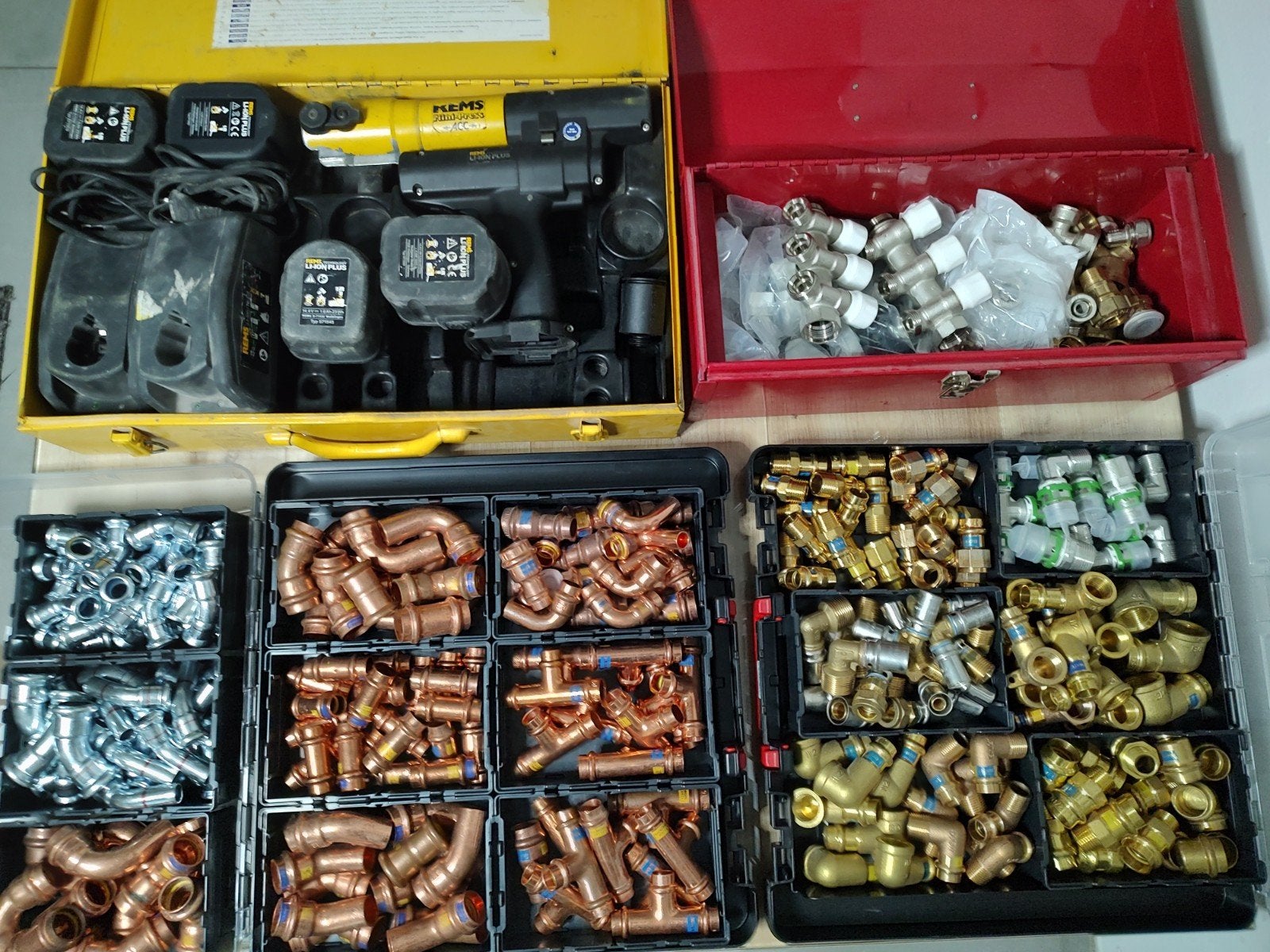 Mini presse Rems 4x batterie 2 x station + par pièce, Bricolage & Construction, Enlèvement ou Envoi, Utilisé, Pince, Autres marques