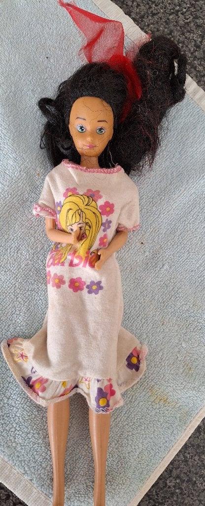 Barbie pop  zwart haar en wit kleed, Kinderen en Baby's, Ophalen of Verzenden, Zo goed als nieuw, Barbie