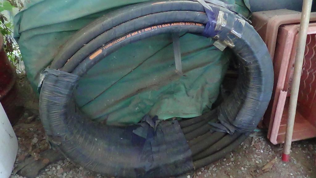 Rubberen slang met een diameter van 25 mm, Doe-het-zelf en Bouw, Ophalen, 6 meter of meer, Nieuw, 20 tot 40 mm