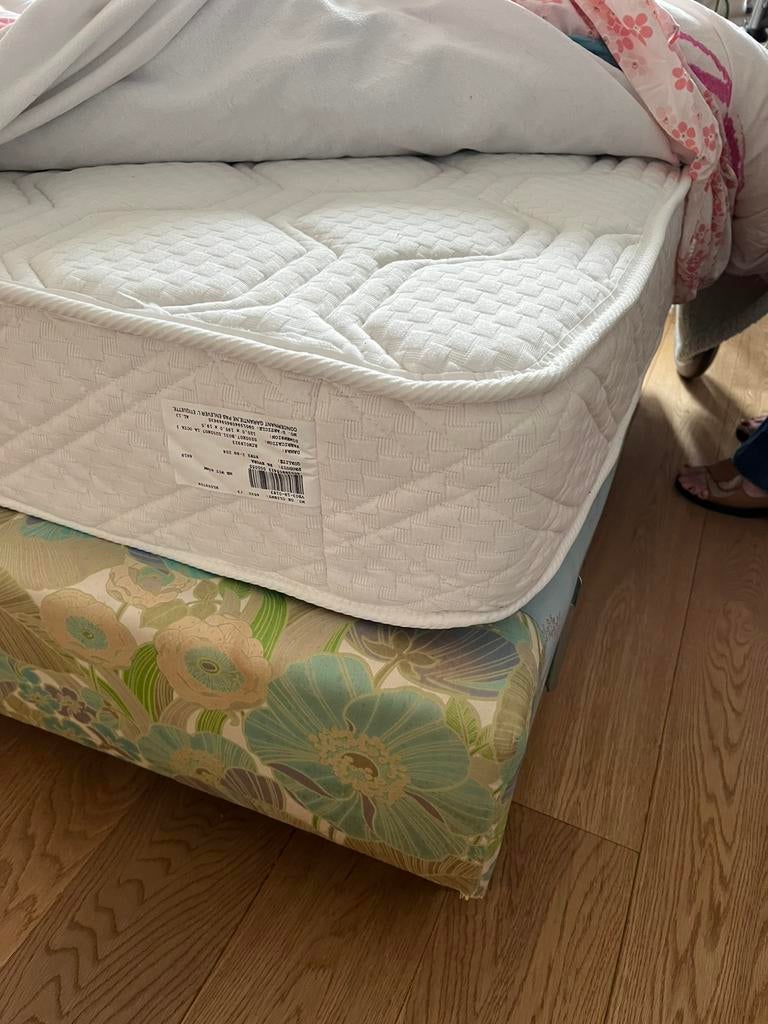 Lit à roulettes + matelas, Enlèvement, Comme neuf