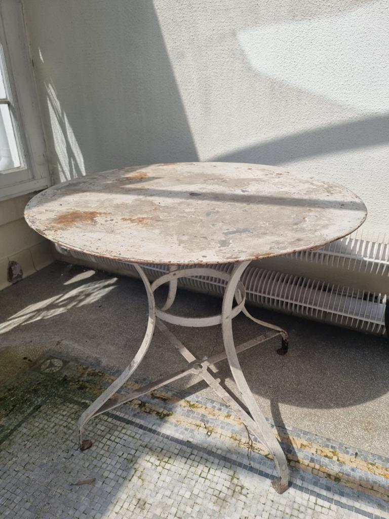 Tuintafel van oud metaal, diameter 90 cm, hoogte 76 cm, Ophalen, Metaal