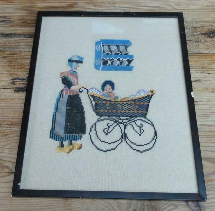 Ingelijst borduurwerk , boerin met nostalgische kinderwagen, Antiek en Kunst, Ophalen of Verzenden