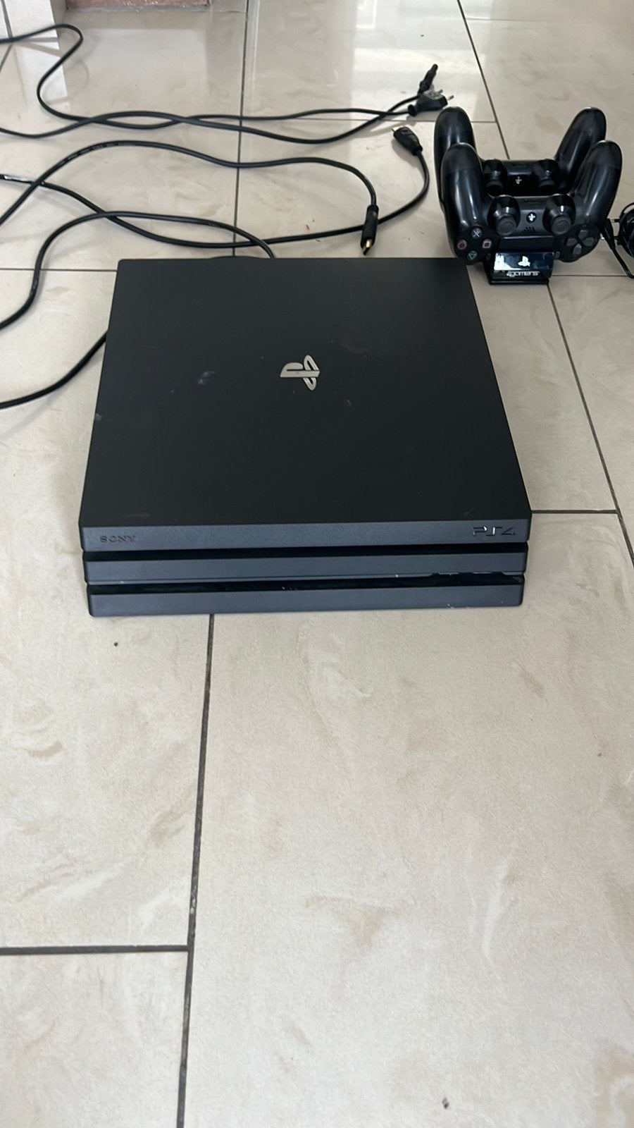 PS4 plus twee controllers, Ophalen, Gebruikt, Met 2 controllers, 1 TB