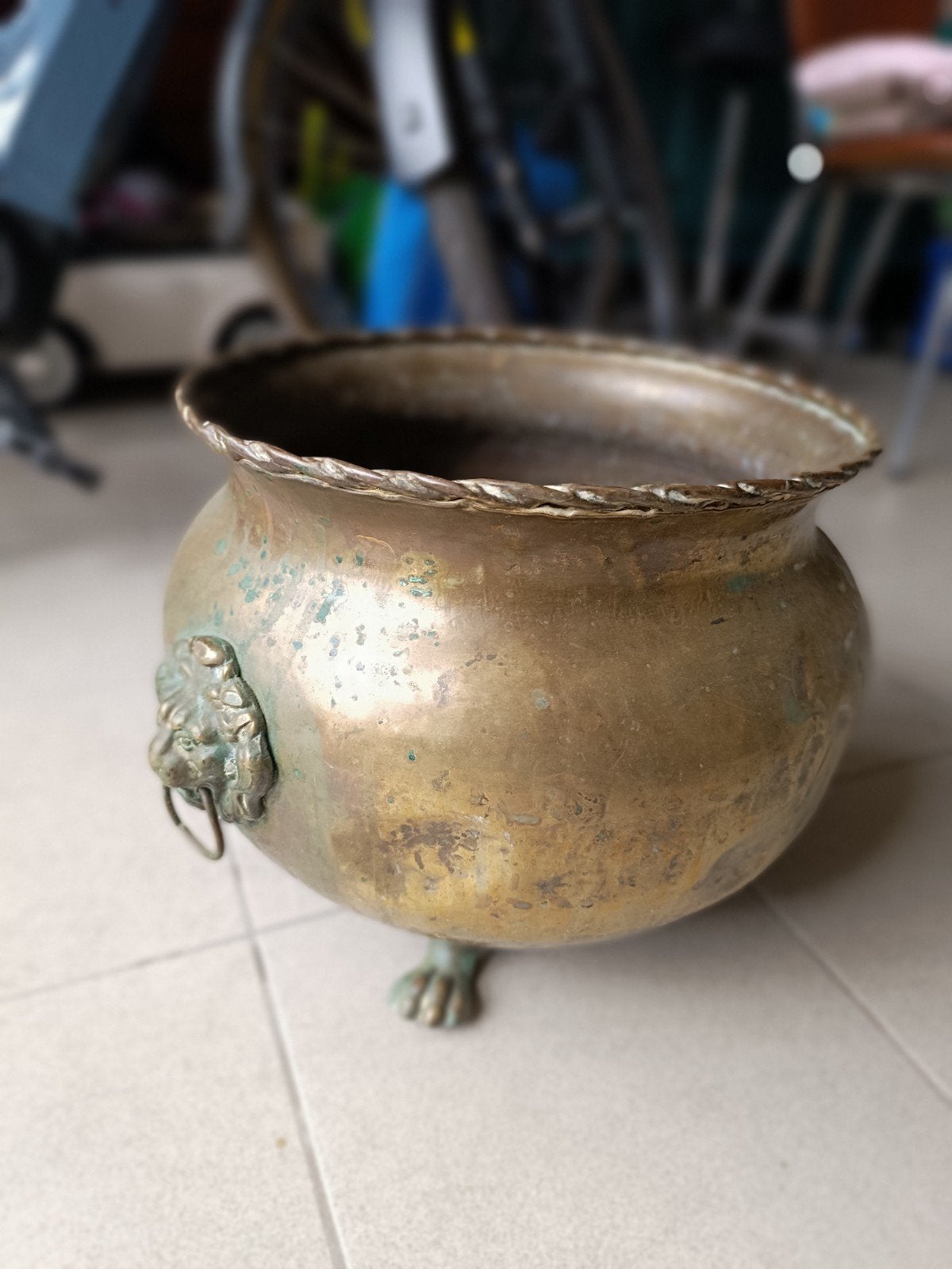 Vintage messing cachepot met leeuwenkoppen en klauwpoten – 3, Enlèvement