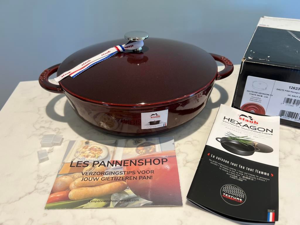 Schaars: Nieuwe Staub Hexagon Sauteerpan 24 cm Grenadine, Huis en Inrichting, Keuken | Potten en Pannen, Ophalen of Verzenden
