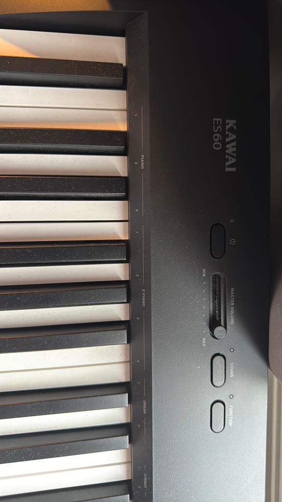 Gloednieuwe ES60 Kawai piano + statief + pedaal, Ophalen, Zo goed als nieuw, Piano
