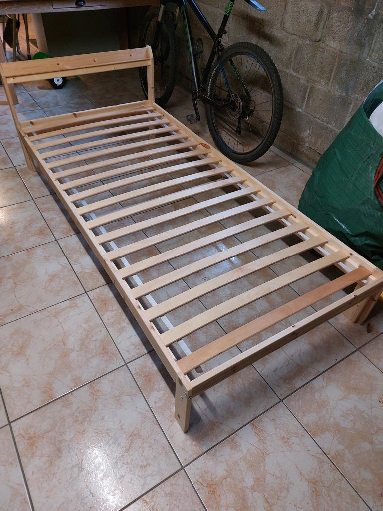 Eenpersoonsbedje, Huis en Inrichting, Slaapkamer | Bedden, Ophalen, 90 cm, Zo goed als nieuw, 200 cm