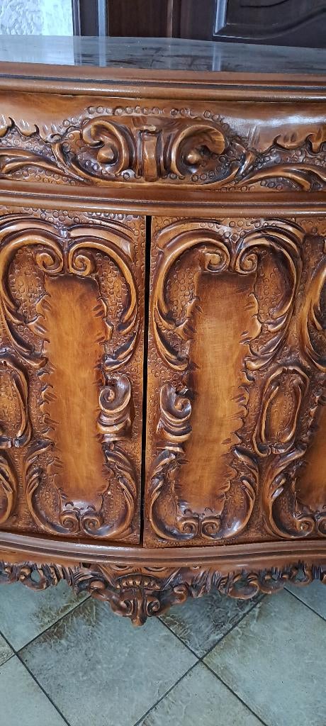 Antieke jagerskast in mooi hout met zeer veel detail, Ophalen