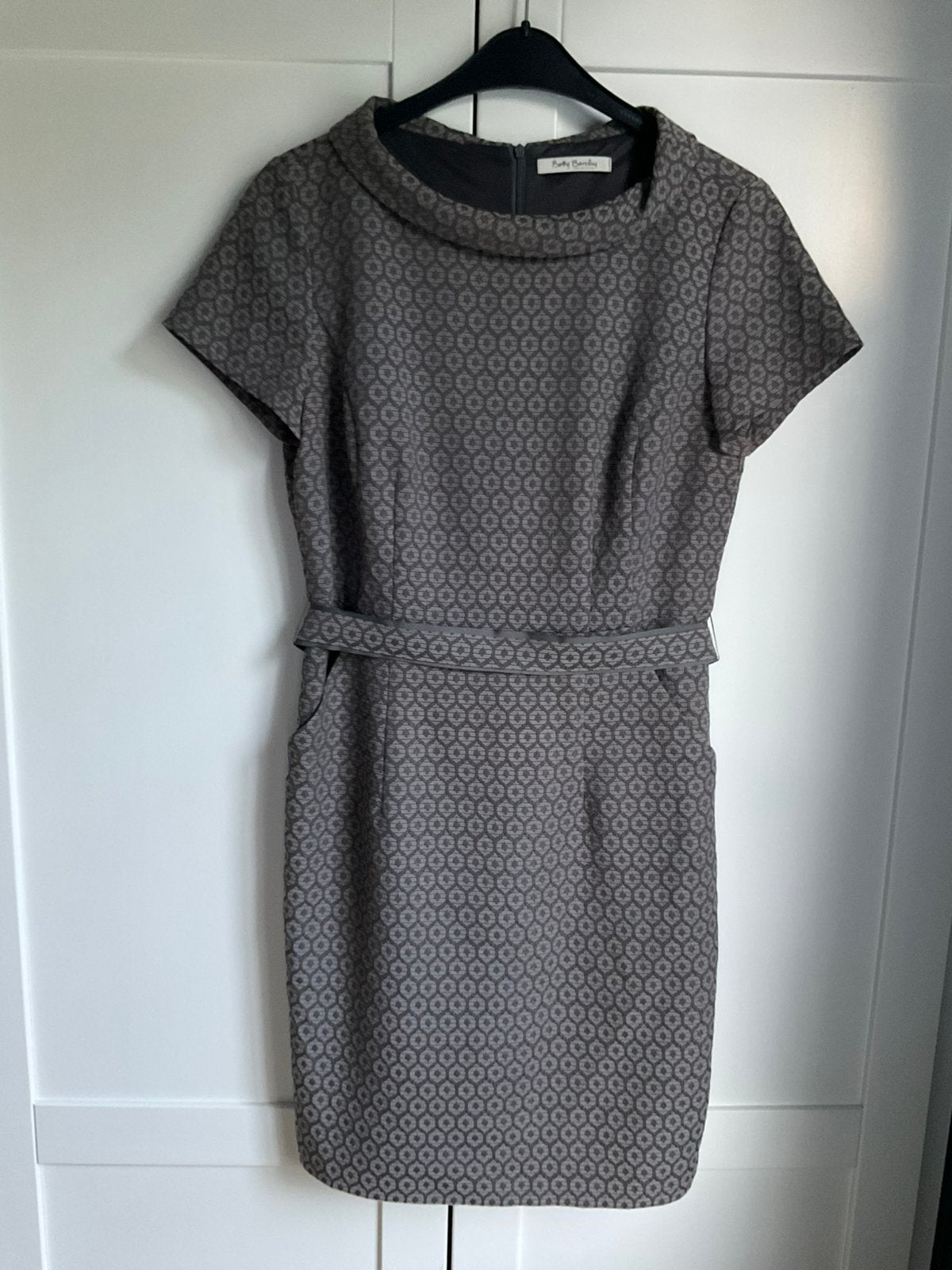 Grijs Kleedje Betty Barclay maat 38, Vêtements | Femmes, Robes, Taille 38/40 (M), Gris, Enlèvement ou Envoi, Longueur genou