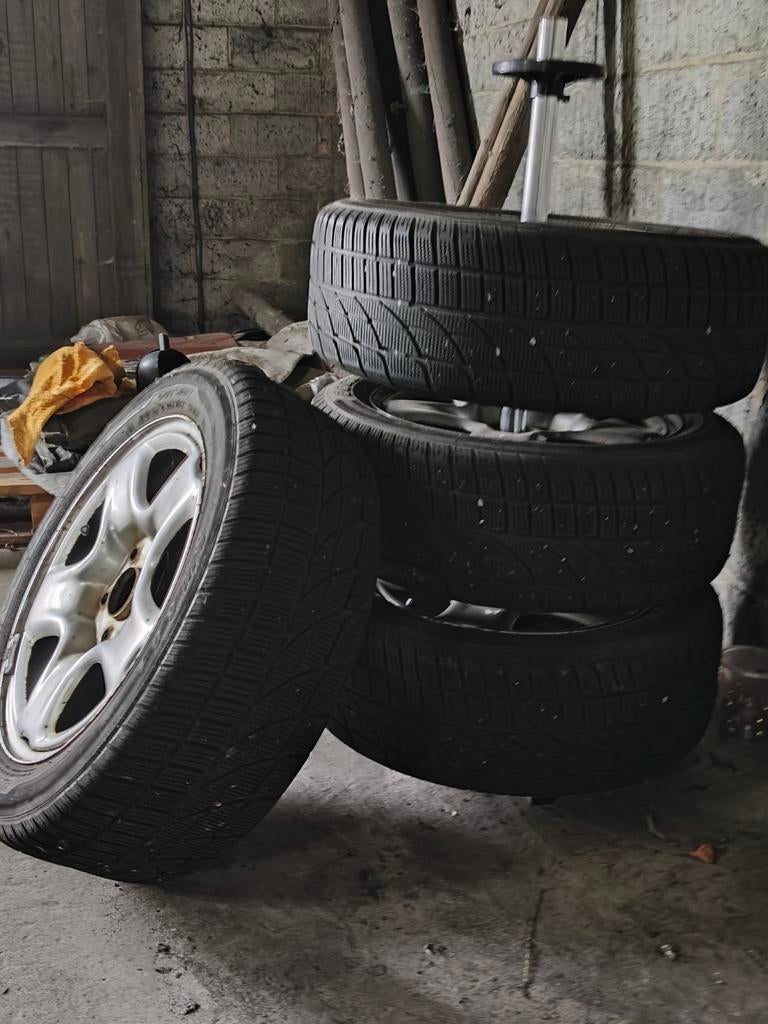 4 winterbanden + velgen + staander voor op te stapelen, Auto-onderdelen, Ophalen, Winterbanden, Velg(en)