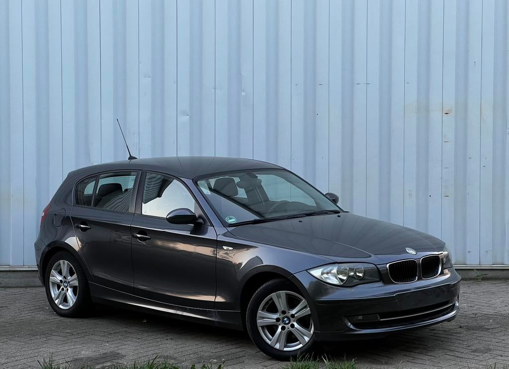 - BMW E87 118i - 2.0 Benzine - Automaat - 175000km - 11/2007, Automaat, 1995 cc, Zwart, 4 cilinders