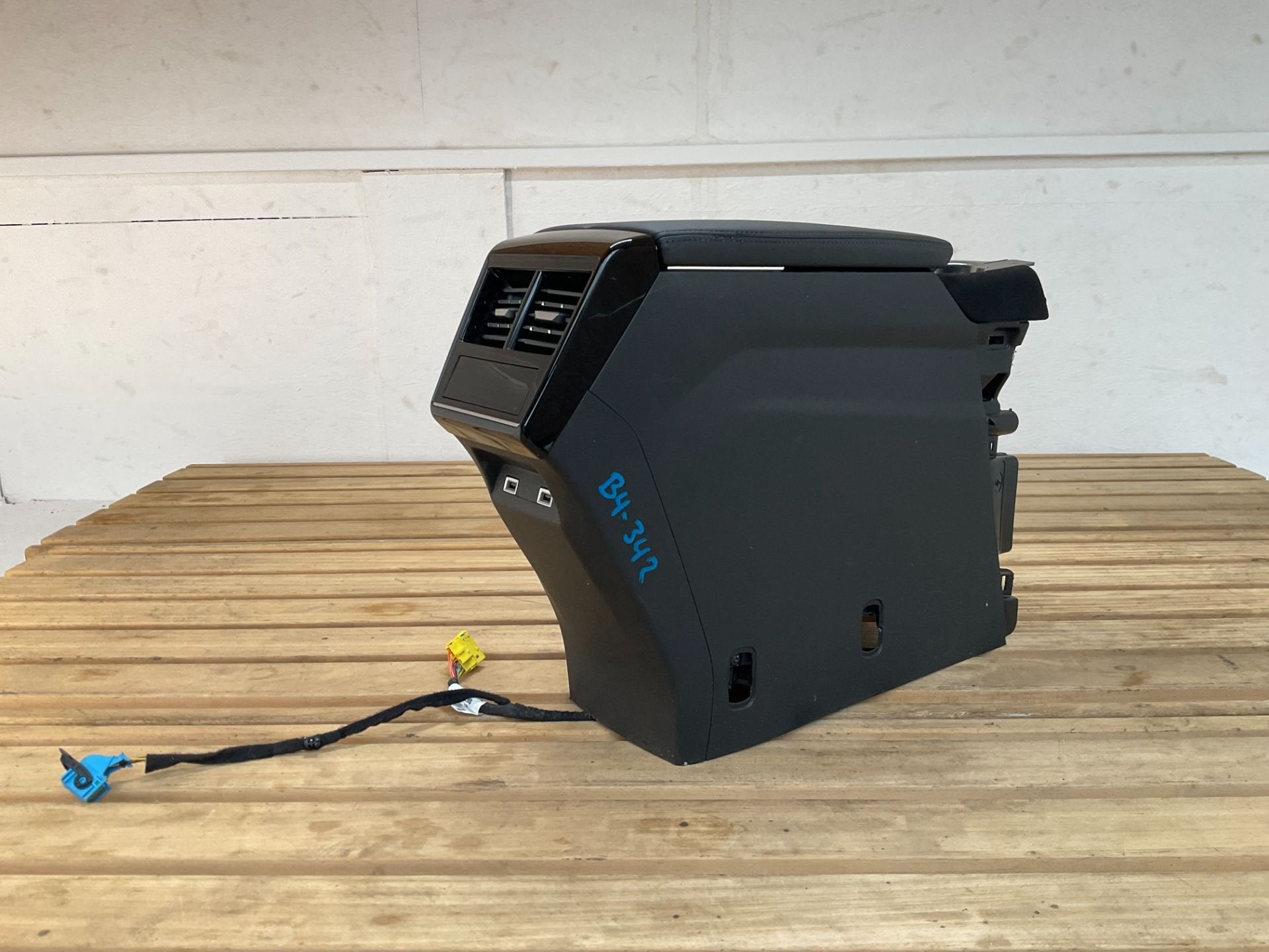 Armsteun middenconsole DS7 Crossback 2025-2026 B4-342, Stellantis N.V., Gebruikt, Info@stellantis.com, Taurusavenue 1
2132 LS  Hoofddorp, NL