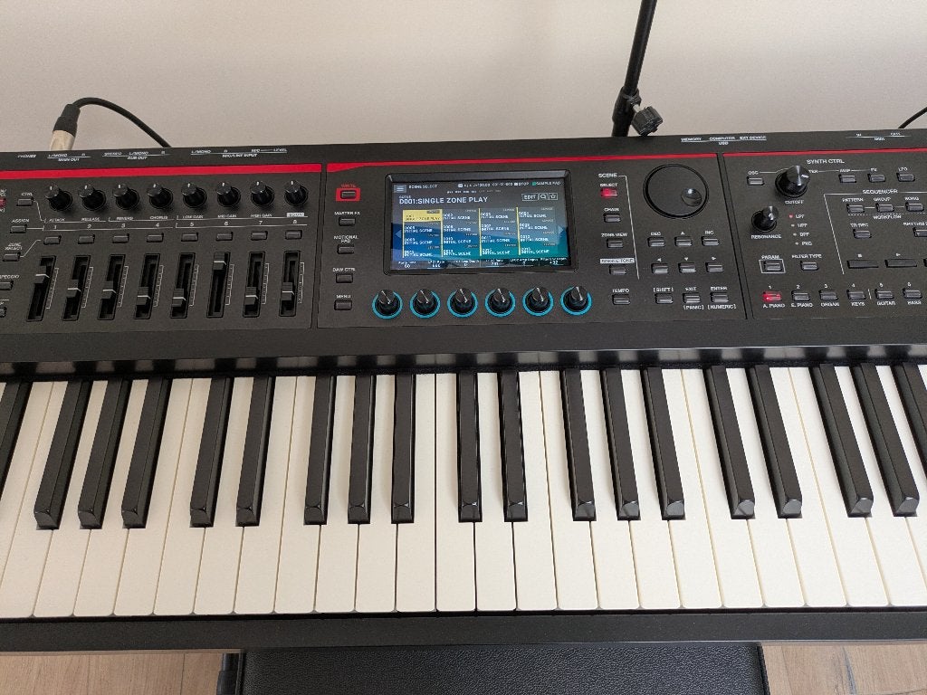 Roland Fantom - 08 synthesizer met actieve luidspreker, Musique & Instruments, 88 touches, Roland, Comme neuf, Enlèvement