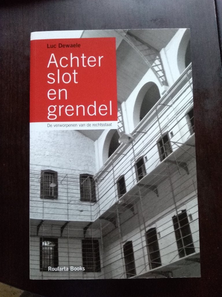 ACHTER SLOT EN GRENDEL / Luc Dewaele, Boeken, Ophalen, Nieuw