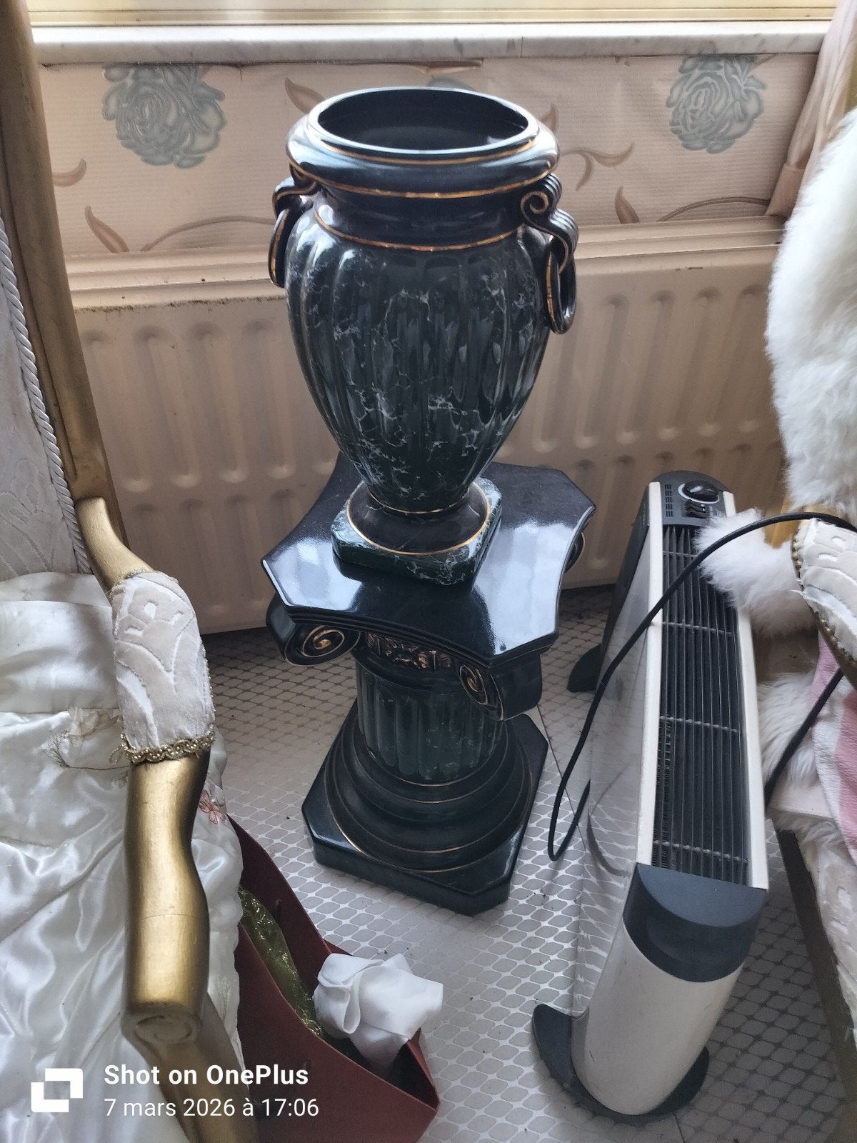 Vase et colonne, Enlèvement
