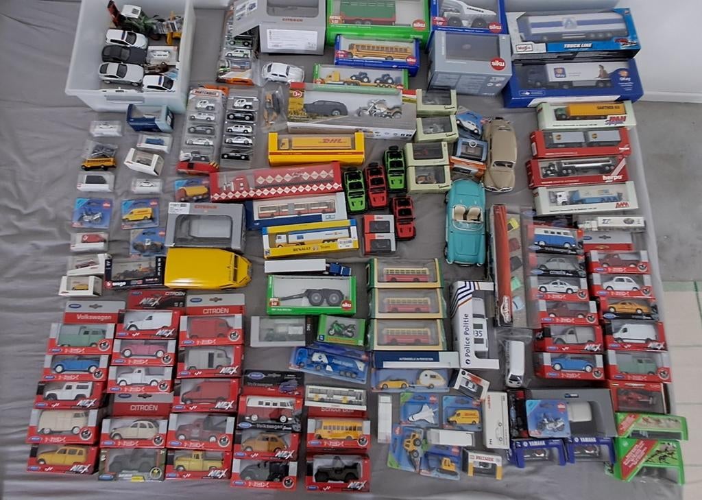 Collectie van zowat 150 miniatuurautos, Ophalen