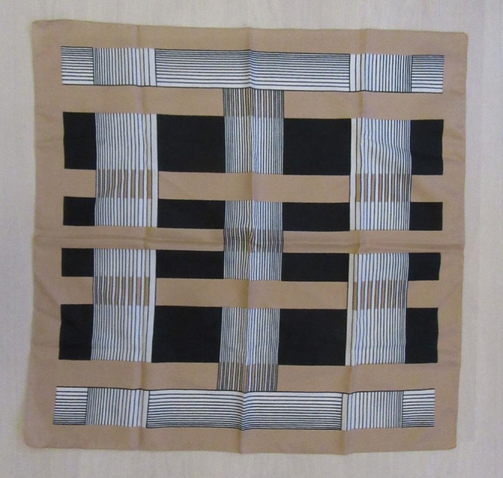 foulard carré géométrique noir-beige-blanc, classe 68x68 cm, Enlèvement ou Envoi, Comme neuf, Écharpe
