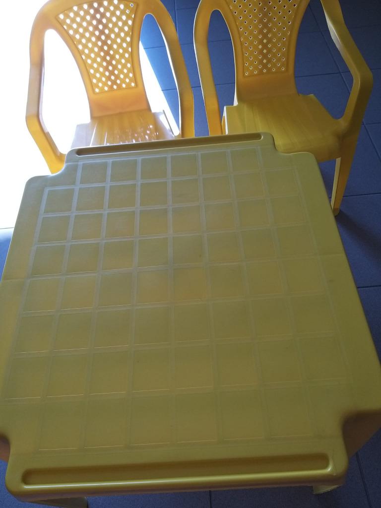 Speelgoedtafeltje en 2 stoeltjes plastic geel, Kinderen en Baby's, Ophalen, Gebruikt, Tafel(s) en Stoel(en)