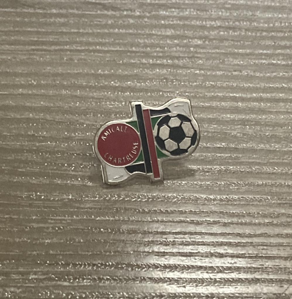PIN - AMICALE CHARTREUSE - FOOTBALL - VOETBAL, Verzamelen, Verzenden, Gebruikt, Sport, Speldje of Pin